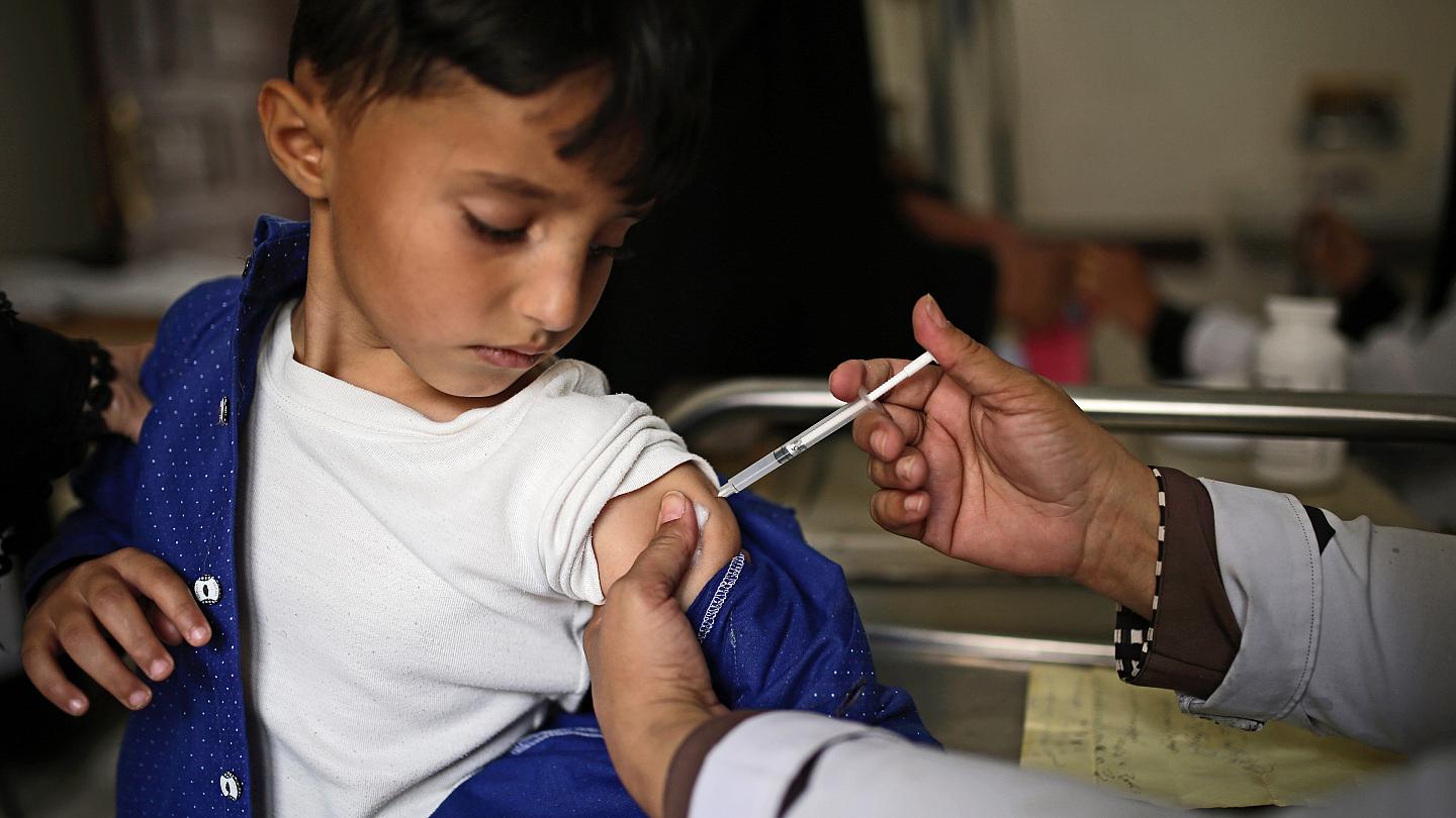 Koronavirüs aşısı artık çocuklara da zorunlu! Temel çocukluk aşıları listesine eklendi! Dünya genelinde bir ilk