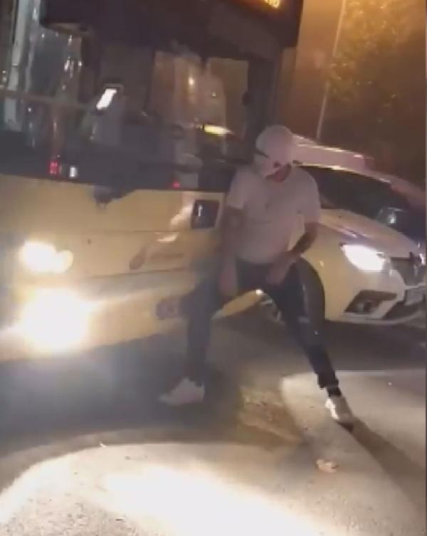 Beşiktaşta omzuyla İETT otobüsünü durdurmaya çalışan adam kamerada
