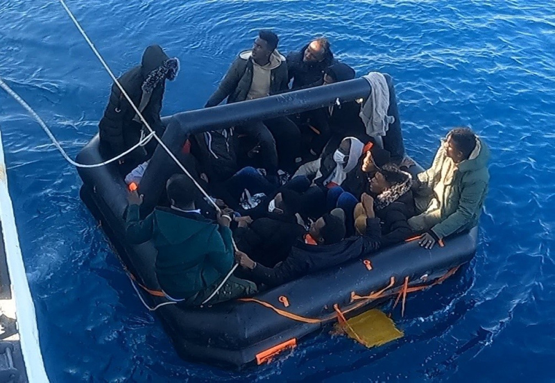 Yunanistanın geri ittiği 54 kaçak göçmen kurtarıldı