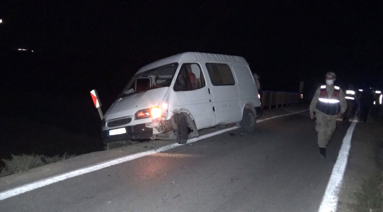 Kilis’te ambulans ile minibüs çarpıştı! Olay yerinden ilk görüntüler
