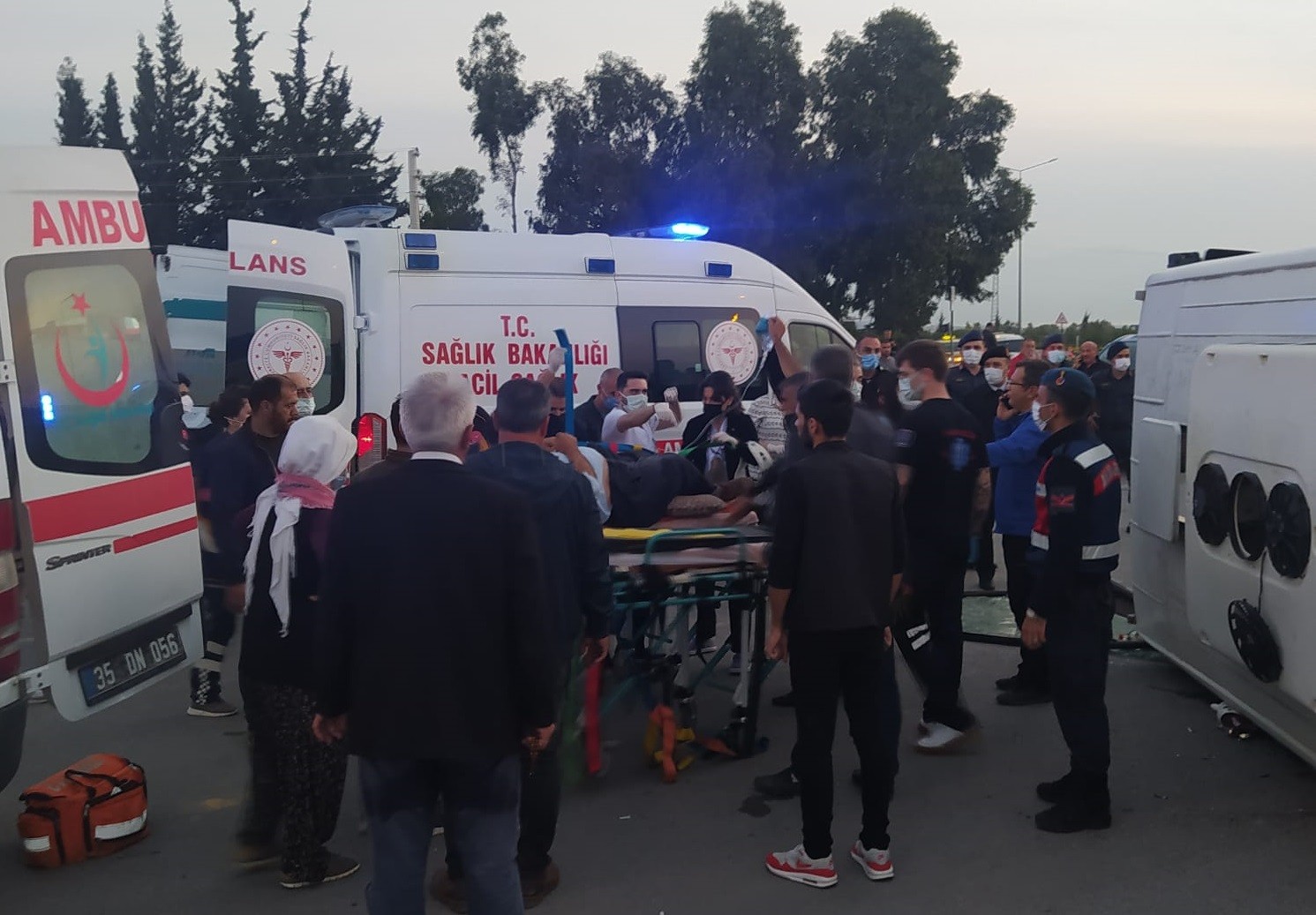 İzmirde işçileri taşıyan iki midibüs çarpıştı: 5i ağır 45 yaralı | Olay yerinden yeni görüntüler