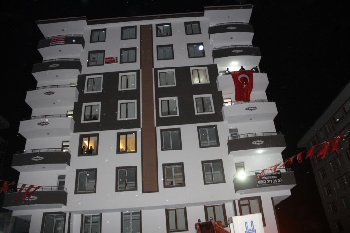 Erzurumda şehidin baba ocağı Türk bayraklarıyla donatıldı