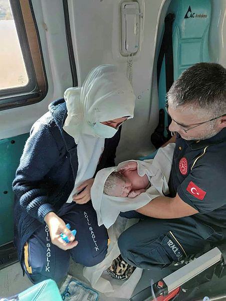 Sağlık Bakanı Fahrettin Kocanın paylaştığı aceleci bebek ve annesinin sağlık durumu iyi