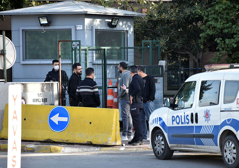 Antalyada emekli polis dehşet saçtı