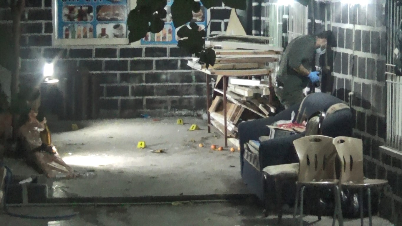 Diyarbakır’da kıraathanede barış için toplandılar! Silahla çatıştılar: 1’i ağır 4 yaralı
