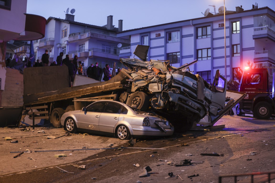 Ankara’da freni boşalan kamyon 10 aracı biçti geçti! Korkunç an kamerada…