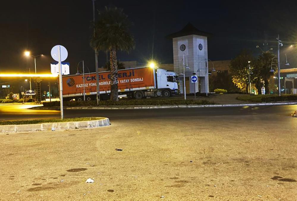 TIRı öyle bir yere park etti ki... Vatandaşlar şaştı kaldı