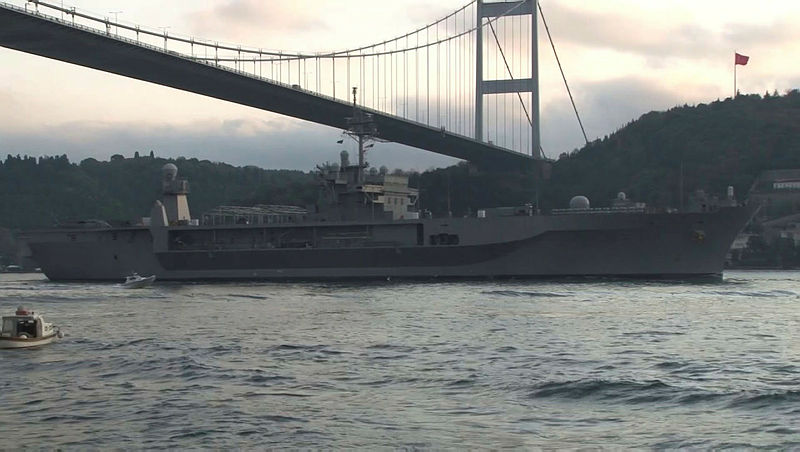 ABD savaş gemisi İstanbul Boğazından geçti! Amerikan mürettebatı fotoğraf çekti