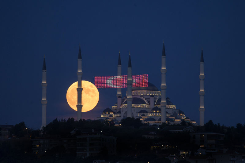 Yüzyılın en uzun Ay tutulması geliyor! Ay tutulması ne zaman? Türkiyeden izlenebilecek mi?