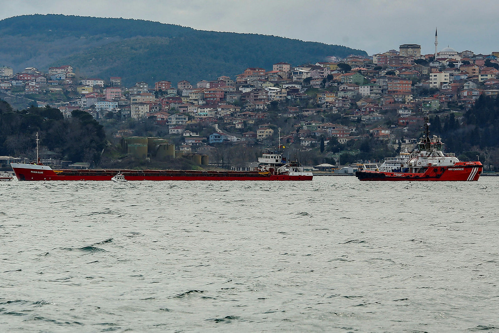 İstanbulda hareketli anlar! Sürüklenen kuru yük gemisi kurtarıldı