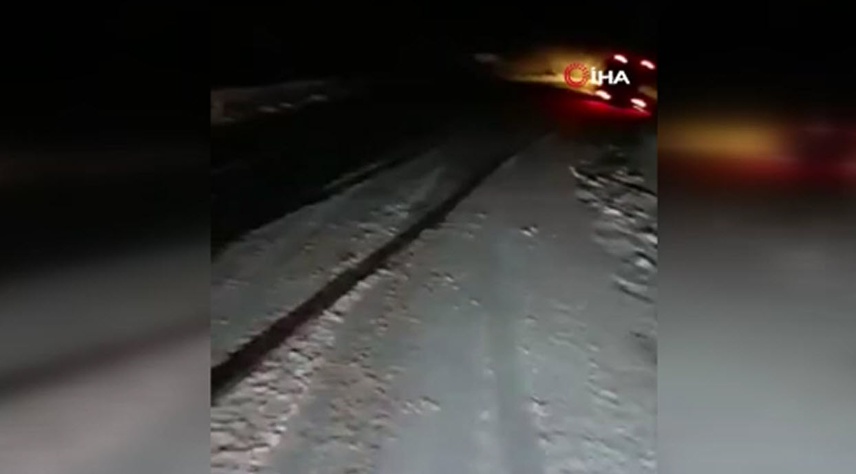 Aniden bastıran kar yağışı yolu kapattı araçlar mahsur kaldı! Olay yerinden yeni görüntüler