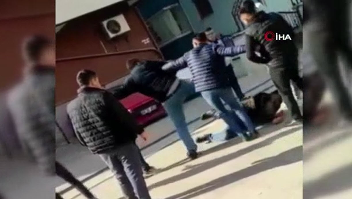 Ankarada bir kadına cinsel içerikli mesajlar atan sapığı sokak ortasında kemerle dövdüler