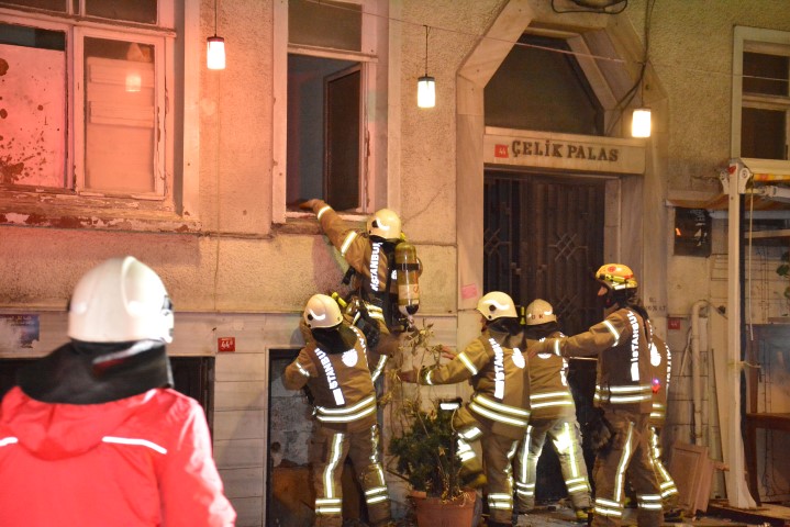 SON DAKİKA: İstanbul Beyoğlunda otellerin bulunduğu caddede yangın paniği
