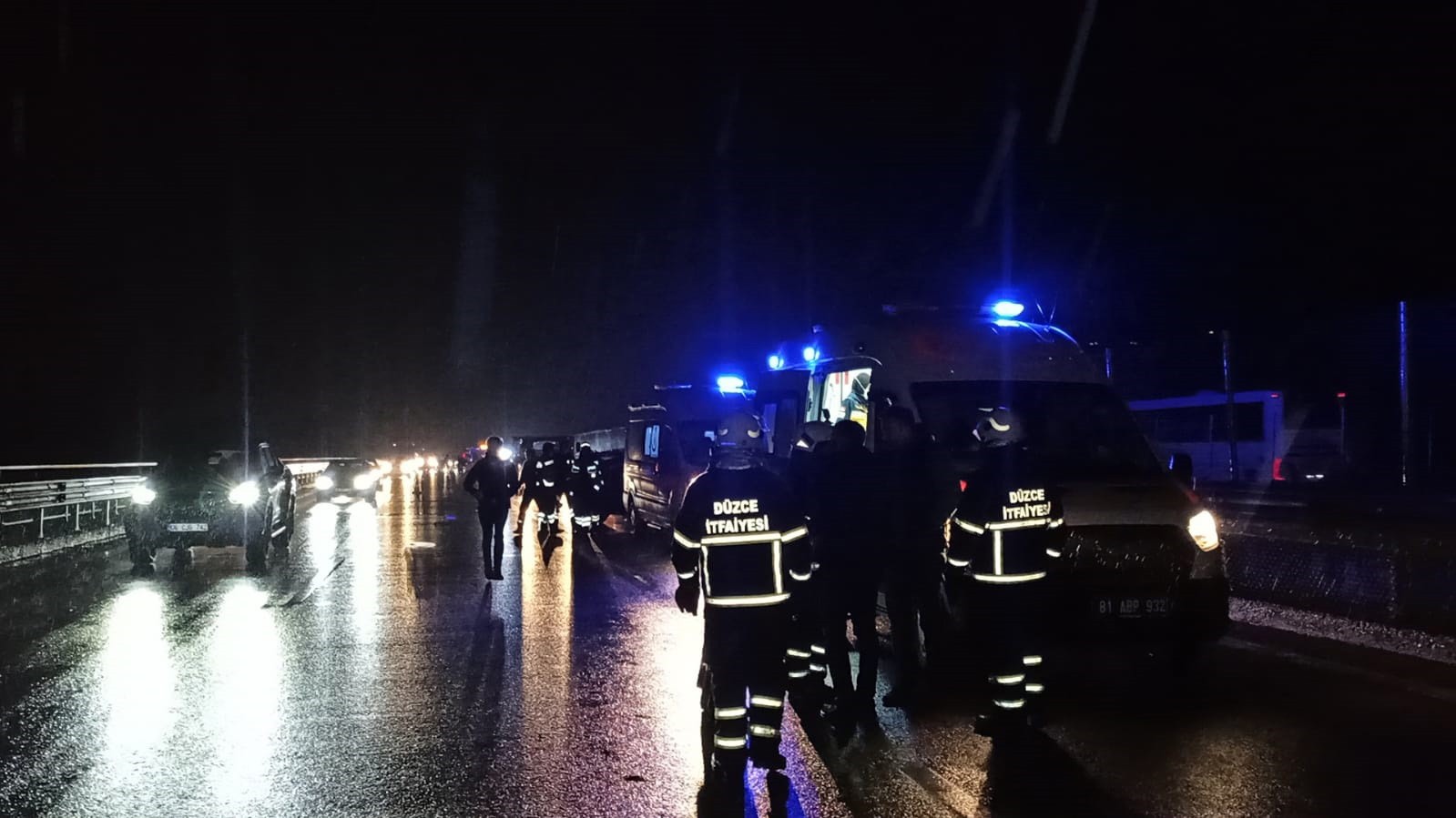 TEM’de 10 araçlı zincirleme kaza yaralılar var! Olay yerinden ilk görüntüler