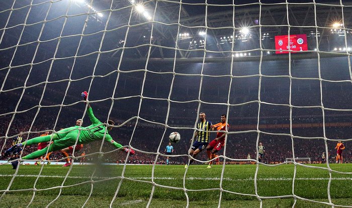 Galatasaray-Fenerbahçe derbisinde hakem ve VAR isyanı! İşte damga vuran kararlar