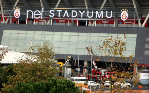Galatasaray NEF Stadında korkutan kaza! Vinç devrildi