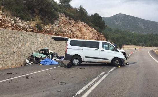 Antalya’da otomobil ve minibüs kazası: Ölü ve yaralılar var
