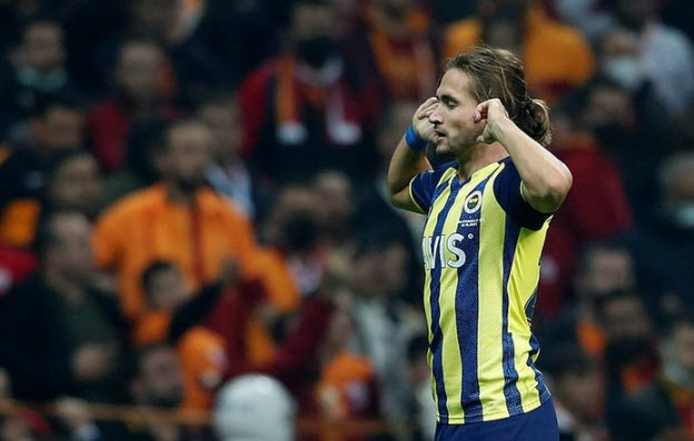 Fenerbahçeye derbiyi kazandıran Crespodan Galatasaraya gönderme