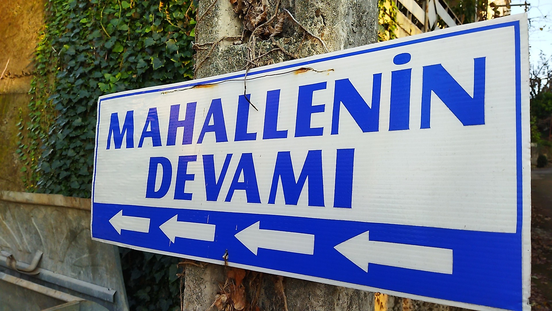 Rize’de gülümseten  ‘Mahallenin devamı var tabelası
