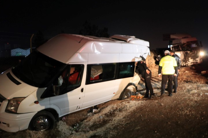 Şanlıurfa’da asker uğurlaması dönüşünde feci kaza! 14 kişi...