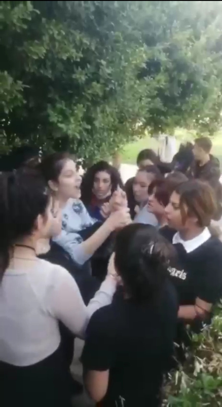 Antalyada liseli kızların kavgası dehşet saçtı! Elindeki bıçağı zorla aldılar