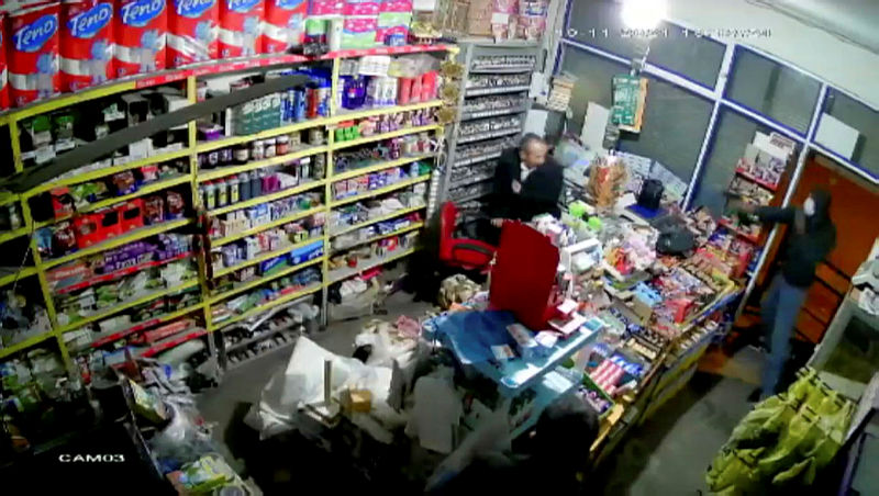 Adanada market sahibine iş yerinde silahlı saldırı! Dehşet anları kamerada