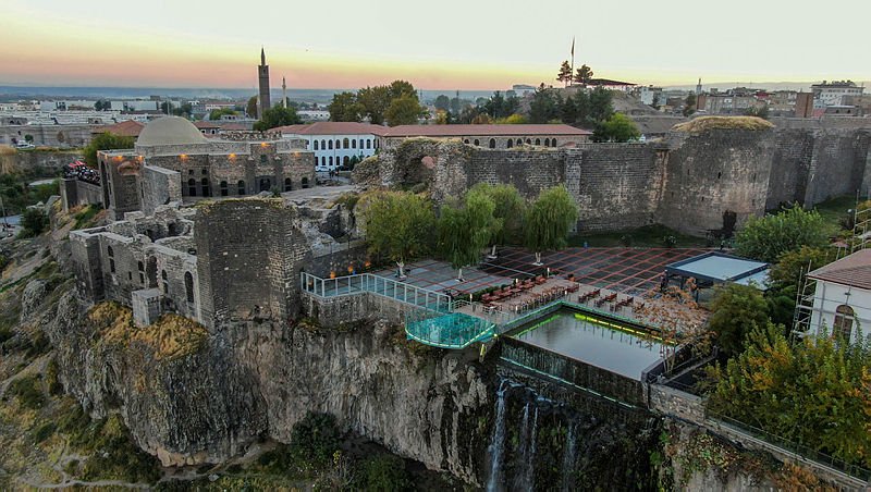 PKKnın tarumar ettiği Diyarbakır Sur yeniden ayağa kalktı! Harabeye dönen kent tarihi güzelliğe kavuştu