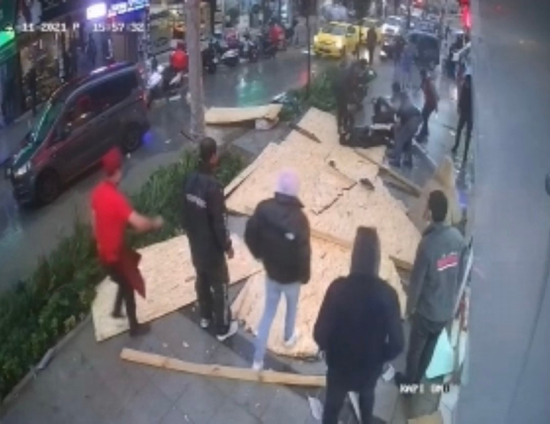 İstanbulda lodos kabusu: 4 kişi hayatını kaybetti! Can pazarı kamerada