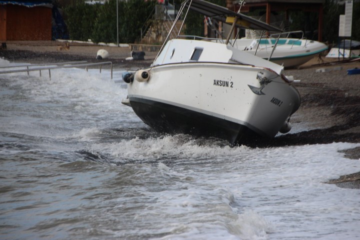 Tekne kıyıya vurdu! Kayıklar alabora oldu | Bodrumda vatandaşlar nöbet tuttu