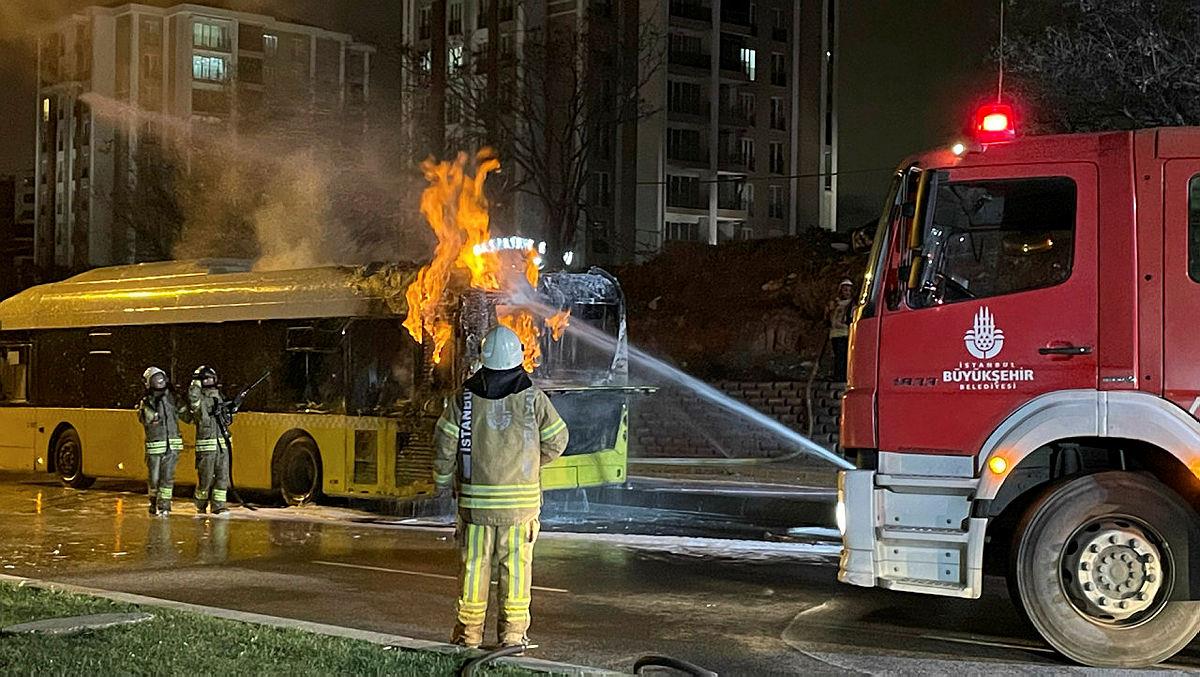 Başakşehirde İETT otobüsü alev alev yandı