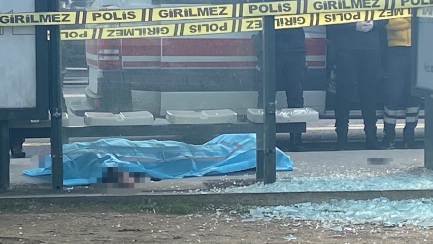 İstanbulda kan donduran olay! Otobüs durağında silahını ateşledi
