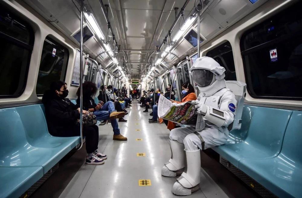 Metroda onu görenler gözlerine inanamadı! Uzaydan indi metroya bindi | Yolcular ne olduğunu anlamadı