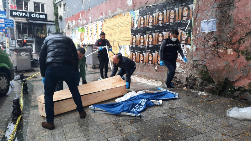 Son dakika: İstanbul Beyoğlunda cadde ortasında ceset bulundu