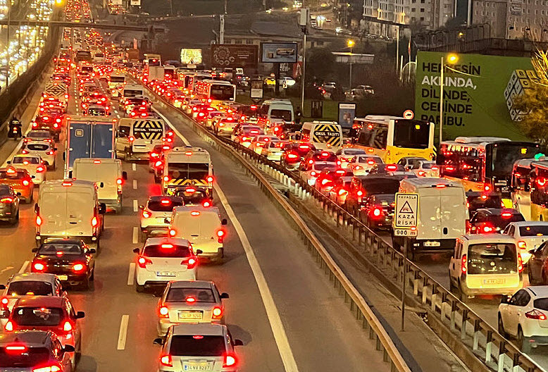 İstanbulda yeni hafta trafikle başladı! Milyonlar yolda kaldı