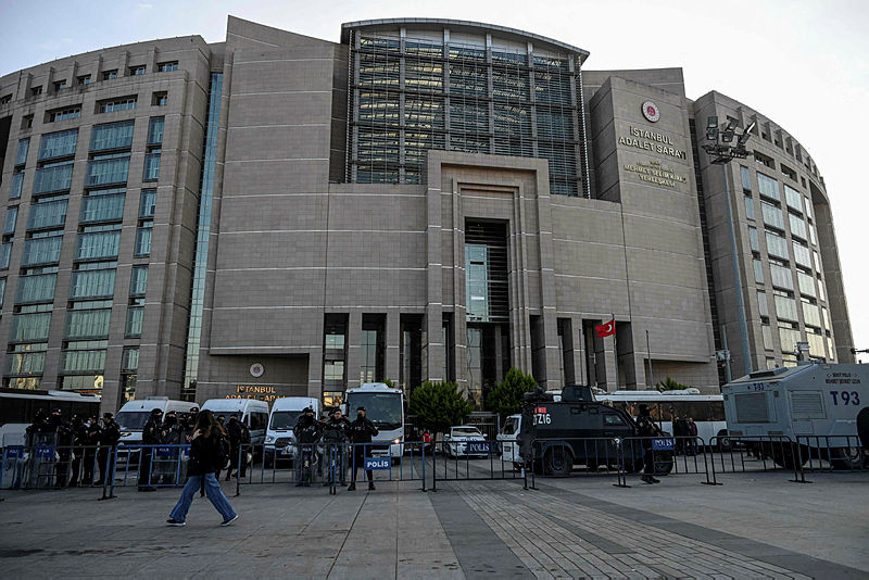 Son dakika | İstanbul Adalet Sarayında korku dolu anlar! İntihar girişimi böyle görüntülendi