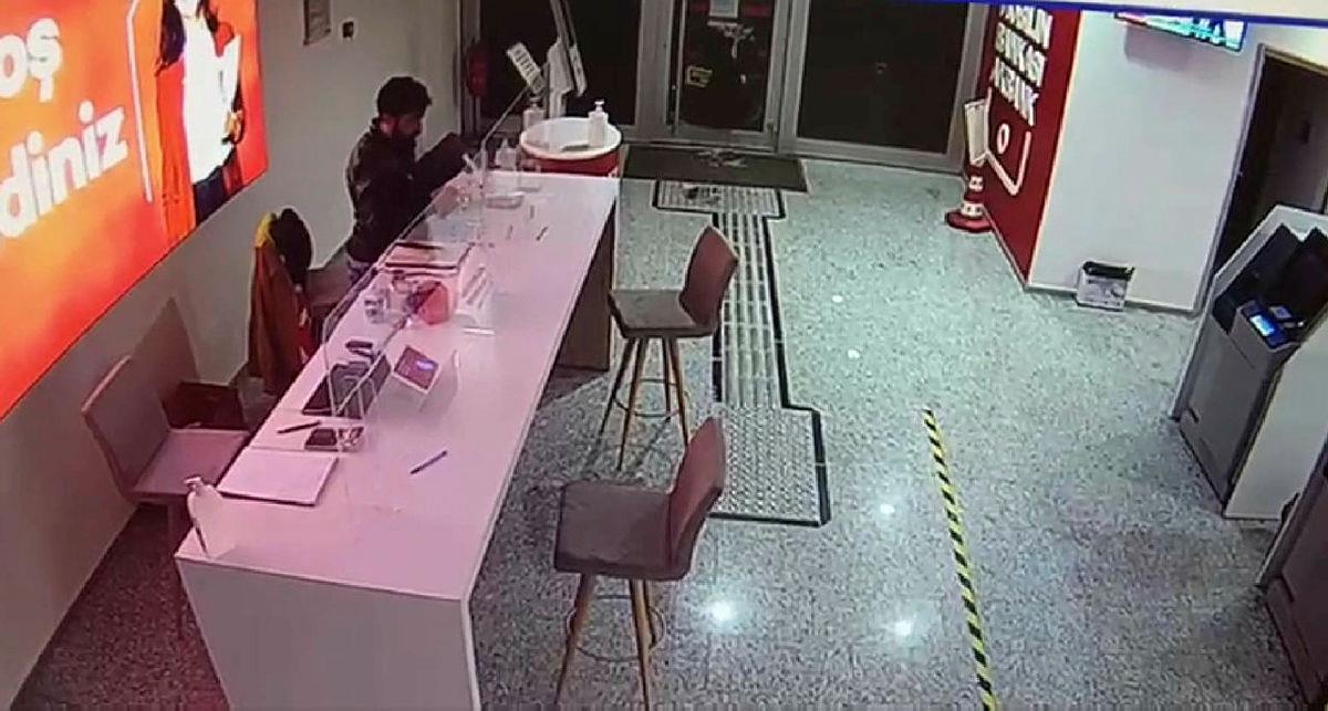 İzmirde taşla bankanın camını kırıp içeri girdi! Güvenlik kamerasına yakalandı