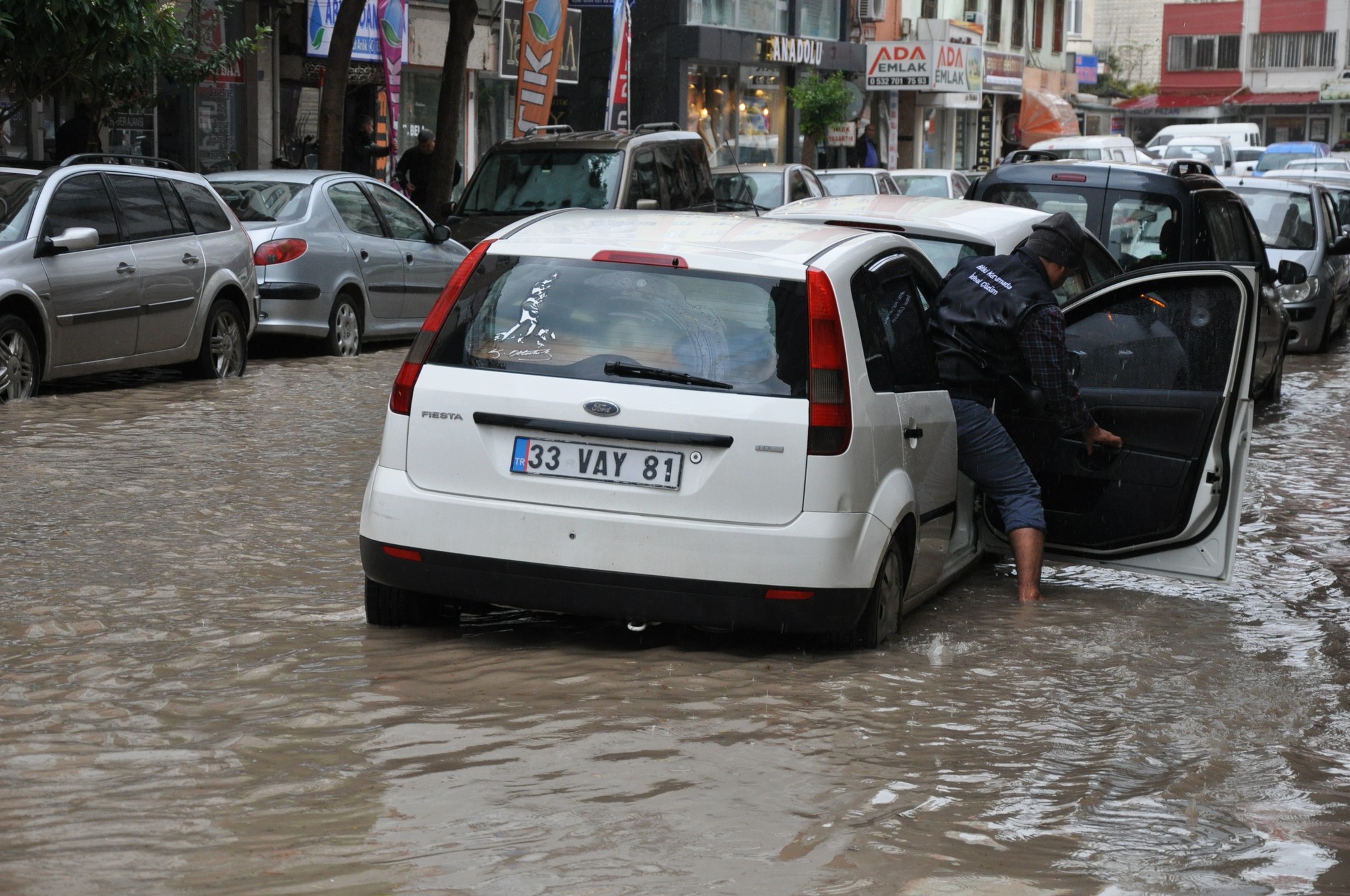 Mersin’de sağanak sele sebep oldu! Araçlar ve iş yerleri sular altında kaldı
