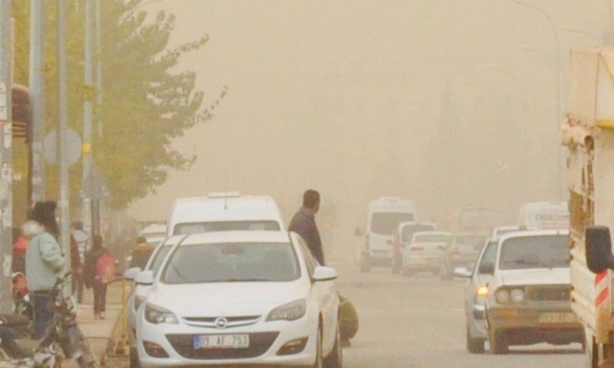Şanlıurfa’nın Suriye sınırını toz bulutlu kapladı! Gökyüzü sarıya boyandı