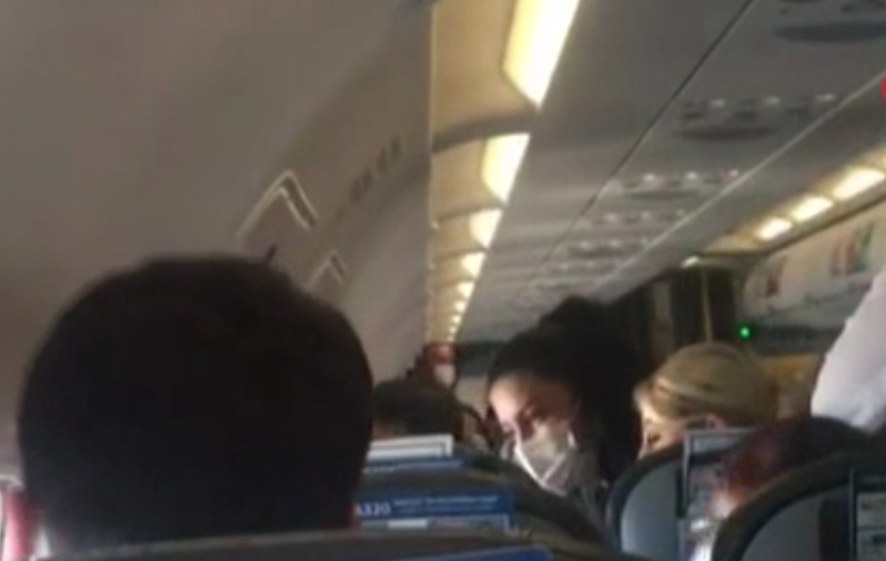 Uçakta panik anları! Fenalaşan vatandaşa hemşire yolcudan hızlı müdahale