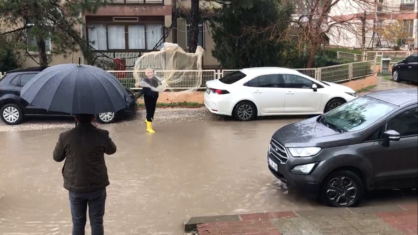Edirnede yollar göle döndü! Vatandaş CHPli belediyeye böyle isyan etti