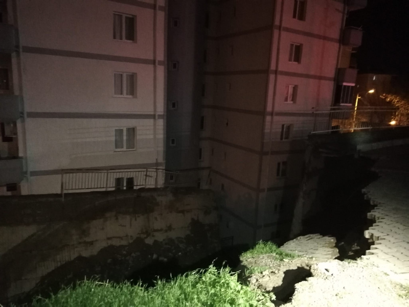 İzmirde faciadan dönüldü! İstinat duvarı çöktü 88 daire boşaltıldı