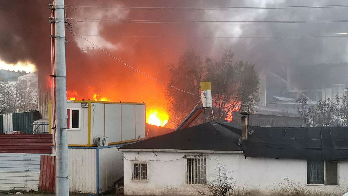 Kocaelide korkutan fabrika yangını