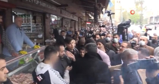 CHP Genel Başkanı Kemal Kılıçdaroğlunun Şanlıurfa ziyaretinde gerginlik! CHPliler vatandaşa küfür yağdırdı