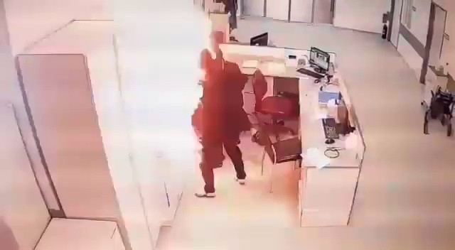 Hastanenin acil servisinde patlama! Hemşire alev topunun arasında kaldı