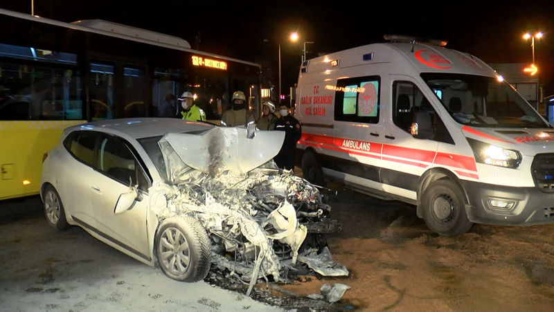 Kadıköyde İETT otobüsüne çarpan otomobilin sürücüsü yaralandı