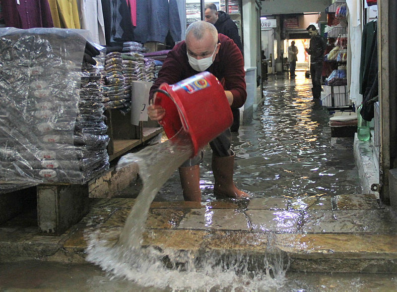 İzmirde esnafı çileden çıkaran olay! Yağış sonrası esnafın ekmek teknesi sular altında kaldı
