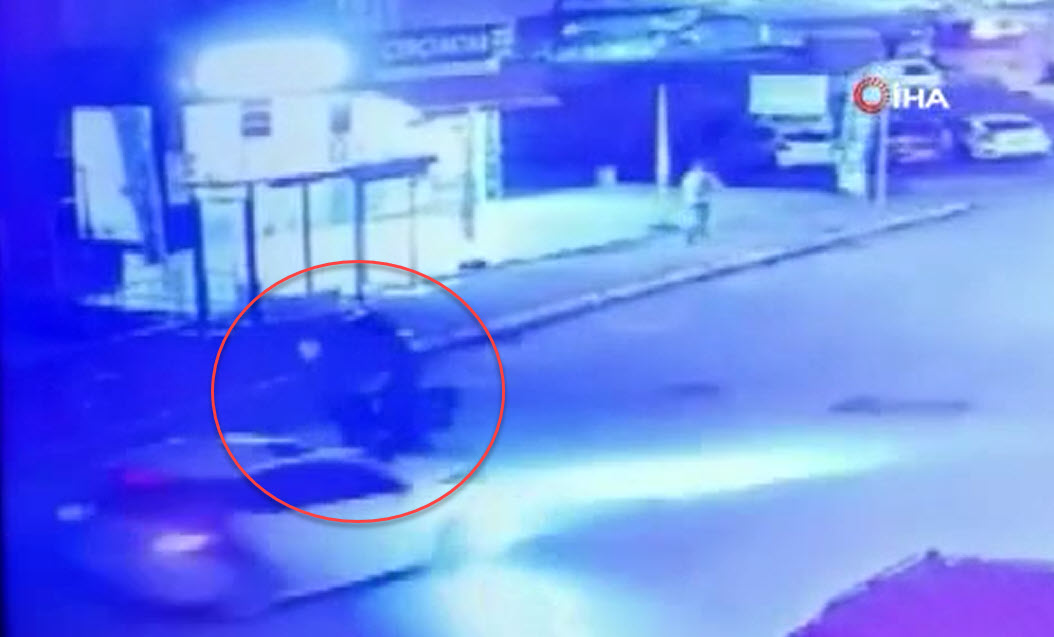 Maltepede otomobil ile motosiklet kafa kafaya çarpıştı: 1 yaralı - Kaza anı güvenlik kamerasına yansıdı