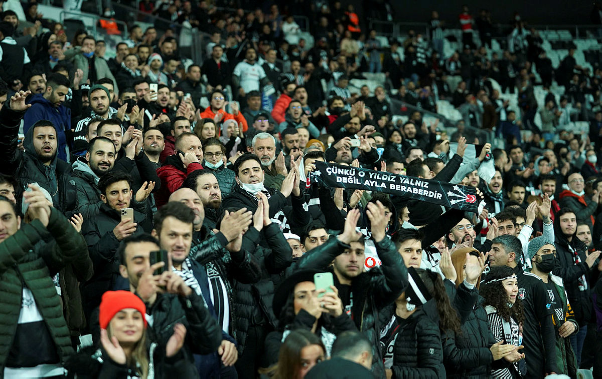 Vodafone Parkta Sergen Yalçına sevgi gösterisi! Beşiktaşlılar eski teknik direktörlerini unutmadı