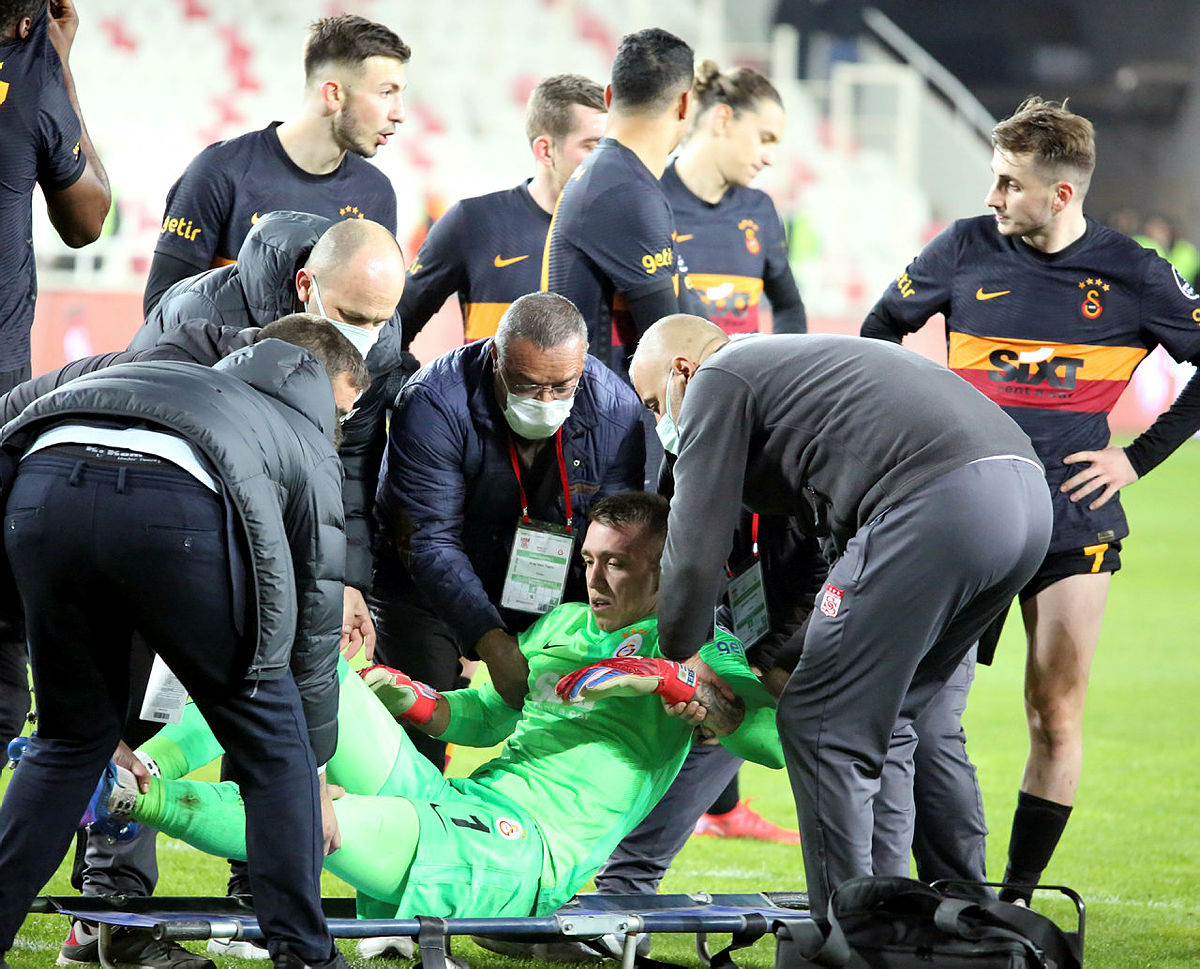 Galatasarayda Musleranın sakatlığı ciddi mi? Selçuk İnan Sivasspor maçı sonrası duyurdu