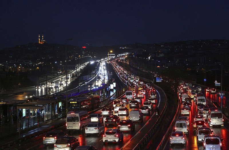 İstanbulda trafik çilesi! Milyonlarca vatandaş yolda kaldı